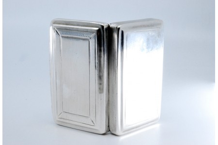  Caixa de rapé em prata com gravados na tampa basculante e interiror dourado, período George III.